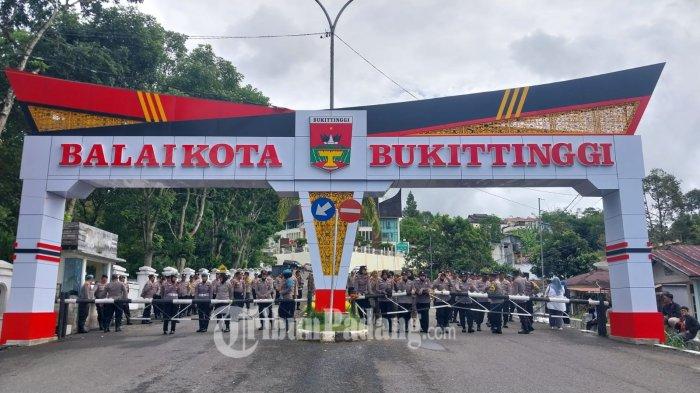 BREAKING NEWS: Ratusan Aparat Berjaga di Balai Kota Bukittinggi, Mahasiswa Fort De Kock akan Demo