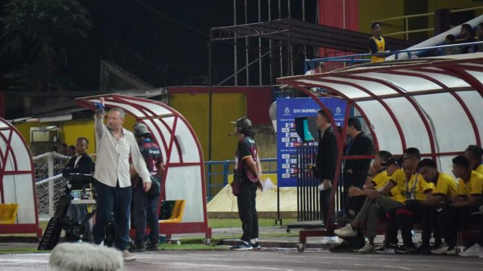 FOTO Laga Arema FC vs Semen Padang FC di Stadion H Agus Salim, Kabau Sirah Tertinggal 2-0 Babak I - BRI-SUPER-LEAGUE-Pelatih-Dejan-Antonic-saat-membd.jpg