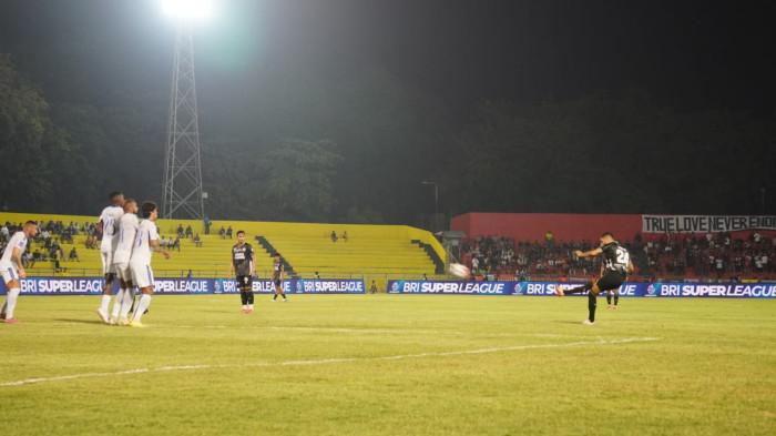FOTO Laga Arema FC vs Semen Padang FC di Stadion H Agus Salim, Kabau Sirah Tertinggal 2-0 Babak I - BRI-SUPER-LEAGUE-Pemain-Semen-Padadn-bebas-Senid.jpg