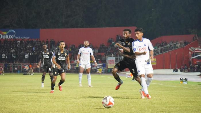 FOTO Laga Arema FC vs Semen Padang FC di Stadion H Agus Salim, Kabau Sirah Tertinggal 2-0 Babak I - BRI-SUPER-LEAGUE-Pemain-Semen-Padang-FC-Cornelius-Ss3112025.jpg
