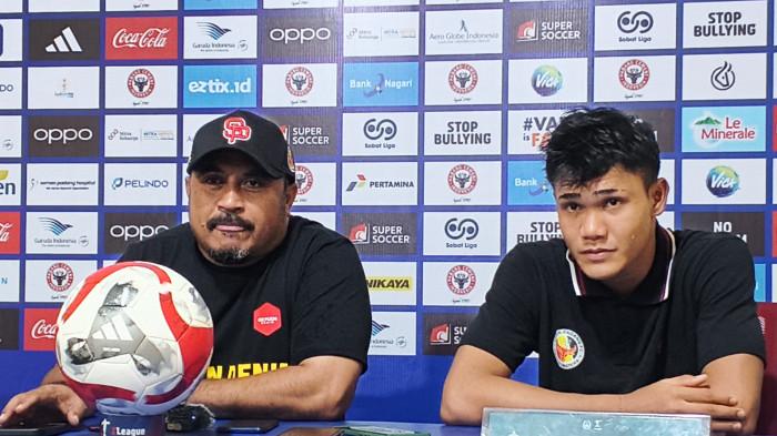 BRI SUPER LEAGUE- Pelatih Semen Padang FC Imran Nahumarury bersama pemain Ade Kristiano memberikan keterangan kepada awak media dalam sesi jumpa pers usai laga melawan Persib Bandung pada lanjutan BRI Super League di Stadion Haji Agus Salim, Minggu (5/4/2026). Semen Padang kalah 0-2 dalam pertandingan tersebut.