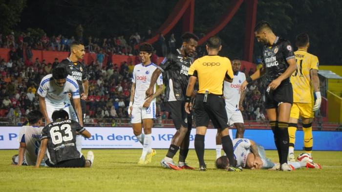 Pelatih Arema FC Jawab Protes Aremania Usai Berhasil Tumbangkan Semen Padang FC