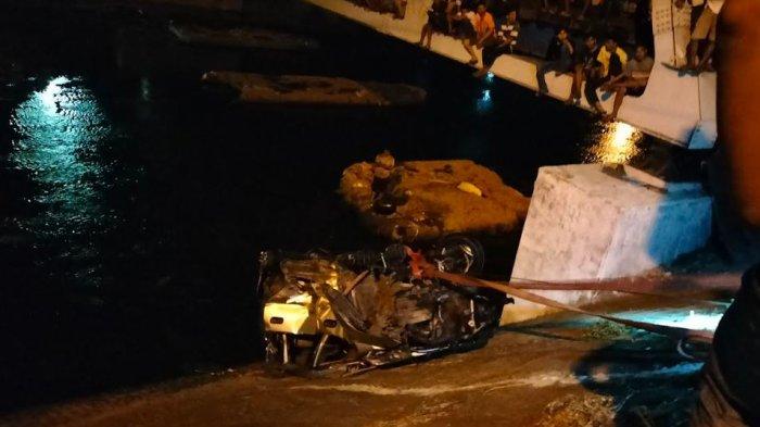 2 Roda Tampak Lepas, Kondisi Avanza Tertabrak Kereta Api di Padang saat Dievakuasi dari Banjir Kanal