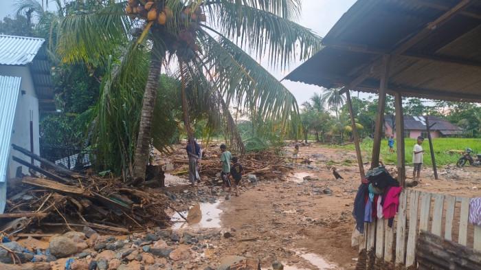 Banjir bandang pada Jumat (2/1/2026) di Pasar Lalangs