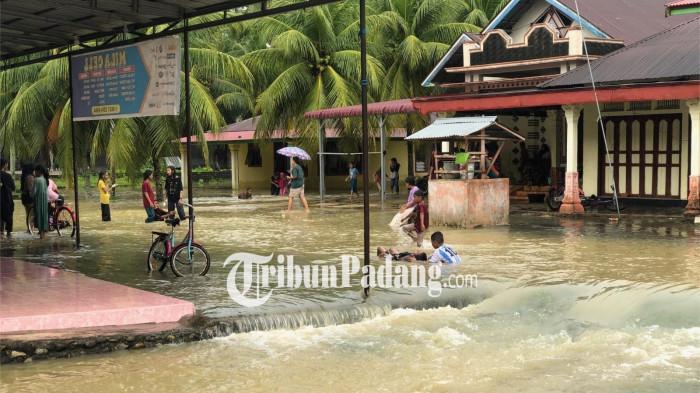 BANJIR PADANG PARIAMAN- Banjir masih merendam pemukiman warga di Korong Kasai, Nagari Tapakis, Kecamatan Ulakan Tapakis, Kabupaten Padang Pariaman, Sumatera Barat, pada Senin (24/11/2025).