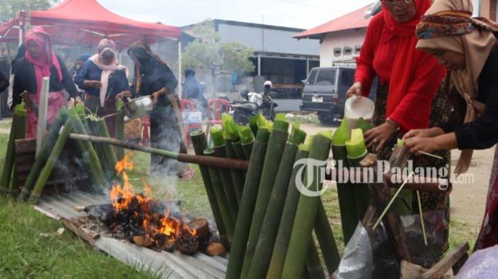 Bau khas pembakaran kayu yang bercampud ketan menyedebuah s