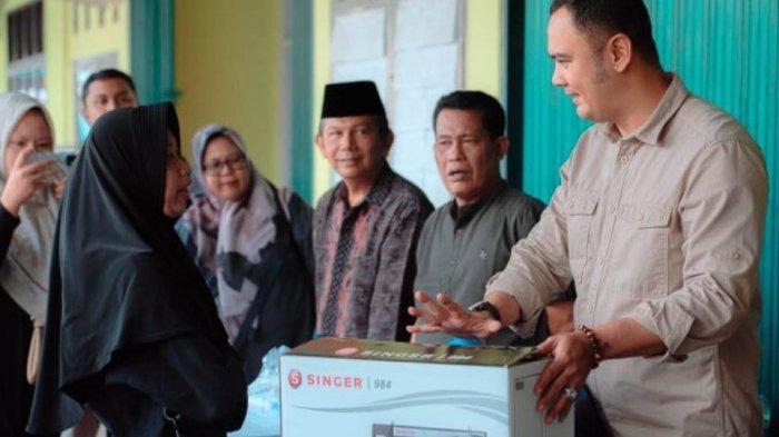 Bupati Sijunjung Serahkan Bantuan Atensi dari Kemensos RI Kepada Lansia dan Penyandang Disabilitas