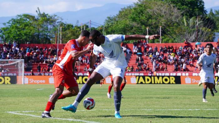 BRI SUPER LEAGUE : Bruno Gomes (kiri) saat berusaha melewati pemain PSM Makassar di laga lanjutan pekan ke-3 BRI Super League di Stadion Haji Agus Salim Padang, Jumat (22/8/2025). Berlangsung di Stadion Haji Agus Salim, Kota Padang, Semen Padang FC harus puas berbagi poin dengan PSM Makassar setelah laga pekan ketiga BRI Super League 2025/2026 berakhir imbang 1-1.