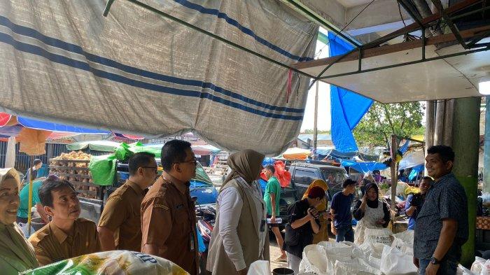 Bulog Sumbar Kunjungi Pasar Raya Padang, Sebut 10.580 Ton Beras Sudah Digelontorkan
