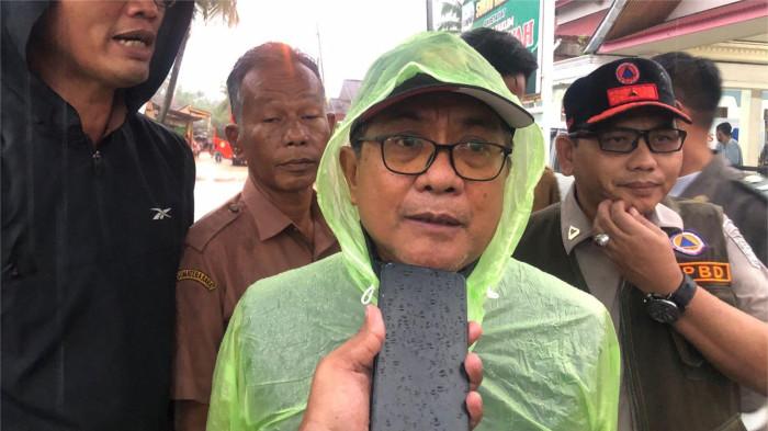 BANJIR PADANG PARIAMAN- Bupati Padang Pariaman John Kenedy Azis meninjau lokasi banjir di Kecamatan Ulakan Tapakis, Senin (24/11/2025). Ia menyampaikan kondisi banjir semakin mengkhawatirkan karena curah hujan di hulu masih tinggi dan meminta warga segera mengungsi.