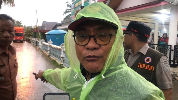 BANJIR PADANG PARIAMAN- Bupati Padang Pariaman John Kenedy Azis meninjau lokasi banjir di Kecamatan Ulakan Tapakis, Kabupaten Padang Pariaman, Sumatera Barat, Senin (24/11/2025).