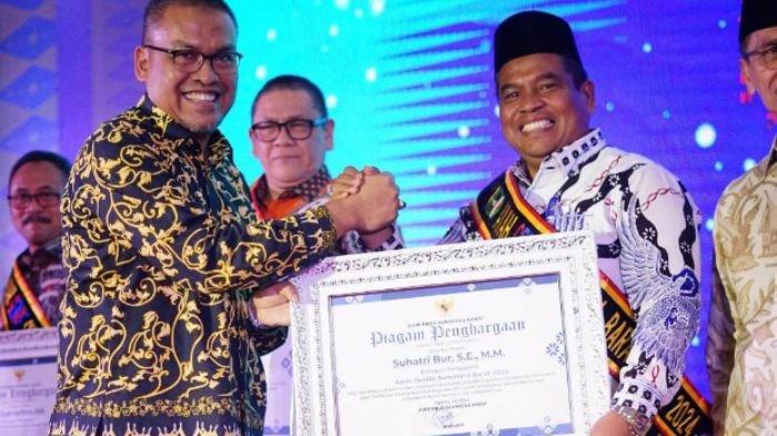 Bupati Suhatri Bur & Ketua TP PKK Yusrita Dinobatkan sebagai Ayah Bunda GenRe, yang ke-4 Sejak 2021