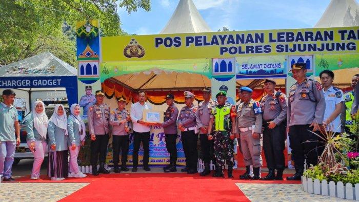 Bupati Sijunjung Benny Dwifa Tinjau 2 Posko Pelayanan Mudik 2024