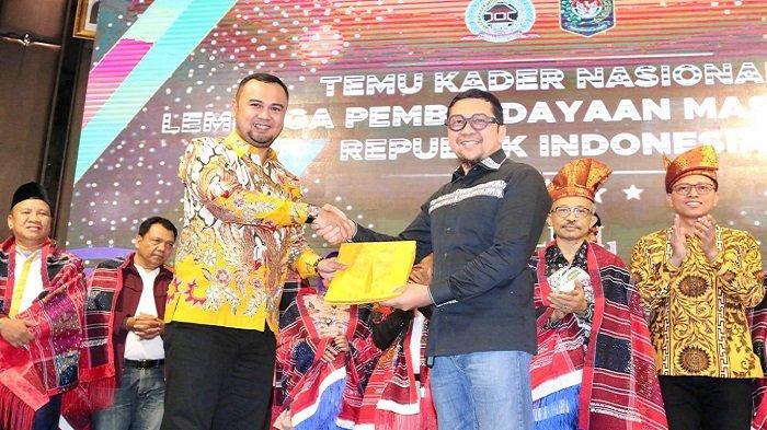Bupati Sijunjung Terima LPM Award, Sebagai Kepala Daerah yang Berkontributif