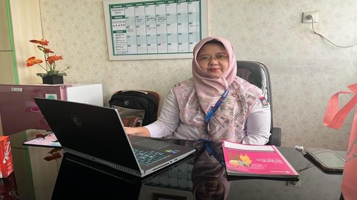 CAMPAK: Kepala Puskesmas Andalas, Weni Fitria Nazulis saat ditemui TribunPadang.com, Rabu (12/11/2025). Sebanyak 27 suspek campak tercatat selama Mei-Oktober 2025 di Puskesmas Andalas, Kecamatan Padang Timur, Kota Padang, Sumatera Barat.