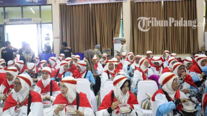 CJH BUKITTINGGI - Calon Jemaah Haji Kloter 7 asal Bukittinggi dan Kota Pariaman memasuki Asrama Haji, Kota Padang, Kamis (30/4/2026).