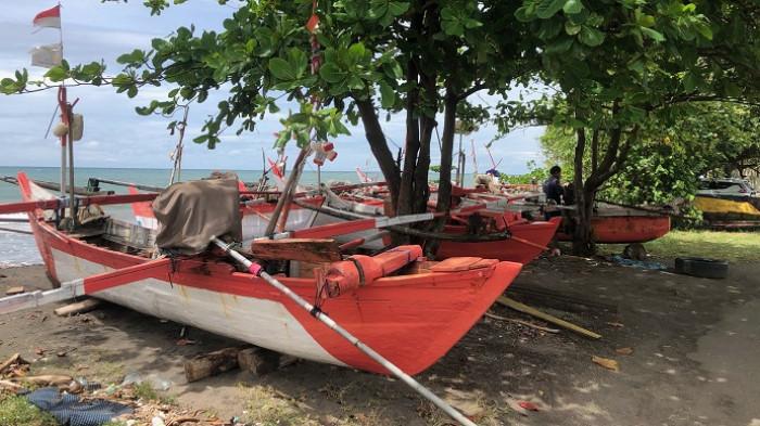 CUACA BURUK PADANG: Sejumlah nelayan ikan di Kota Padang, Sumatera Barat mengeluhkan tidak bisa melaut dikarenakan kondisi cuaca tidak bersahabat dan terjadi angin kencang selama beberapa waktu terakhir.Junaidi, salah satu nelayan asal Kelurahan Purus menuturkan mengaku sudah sepekan tidak melaut dikarenakan kondisi cuaca yang tidak cerah, Selasa (11/10/2025).