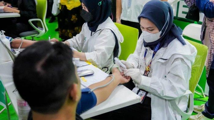 CEK KESEHATAN GRATIS - Kementerian Kesehatan menggelar Program Cek Kesehatan Gratis (CKG) kepada mitra pengemudi ojek online di Jakarta, Jumat (21/3/2025). CKG merupakan salah satu PHTC Presiden Prabowo Subianto. Sejak diluncurkan pada 10 Februari hingga 19 Maret, program ini sudah menyentuh lebih dari 1 juta penerima manfaat.