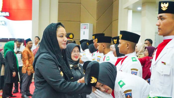 PASKIBRAKA DHARMASRAYA: Bupati Dharmasraya, Annisa Suci Ramadhani, secara resmi mengukuhkan 74 anggota Paskibraka Dharmasraya tahun 2025 pada Rabu (13/8/2025) malam.