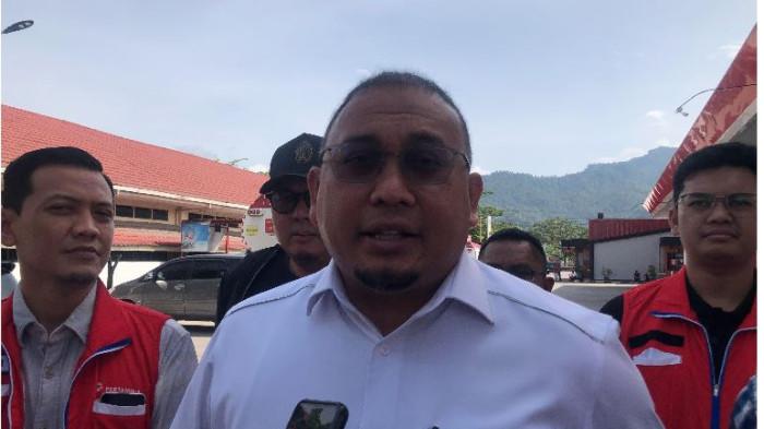 TINJAU STOK BBM - Wakil Ketua Komisi VI DPR RI Andre Rosiade bersama Sales Area Manager (SAM) Retail Sumbar Pertamina Patra Niaga Fakhri Rizal Hasibuan meninjau stok BBM di SPBU depan RSGM-P Baiturrahmah, Padang, Minggu (9/11/2025). (Foto/ Afdal).