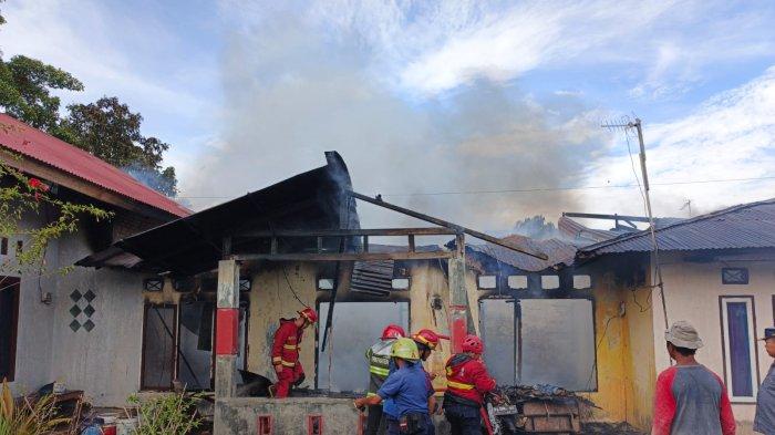 KEBAKARAN DI PADANG- Sebanyak tiga unit rumah hangus terbakar di Jalan Tabing Banda Gadang, RT 02/RW 01, Kelurahan Tabing Banda Gadang, Kecamatan Nanggalo, Kota Padang, Jumat (27/3/2026).