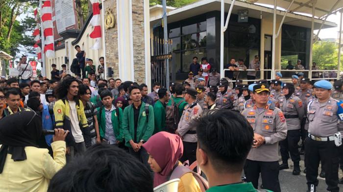 DEMO POLDA SUMBAR - Ratusan orang yang terdiri dari kelompok ojek online (ojol), mahasiswa, organisasi kepemudaan, serta masyarakat sipil menggelar aksi di depan Mapolda Sumatera Barat (Sumbar), Jumat (29/8/2025). Para ojol terlihat mengenakan jaket hijau dan kuning kebanggaan mereka, sementara mahasiswa dan organisasi kepemudaan datang dengan mengenakan almamater dari kampus dan organisasinya masing-masing.