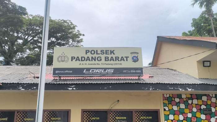 DUGAAN PUNGUTAN LIAR - Penampakan kantor Polsek Padang Barat, Kota Padang, Jumat (27/3/2026). Kapolsek Padang Barat melalui Kanit Intel, Iptu Andesisgo sebut pihaknya tengah menyelidiki oknum terduga pelaku pungutan liar di Jembatan Kasih Tak Sampai, Pantai Padang.