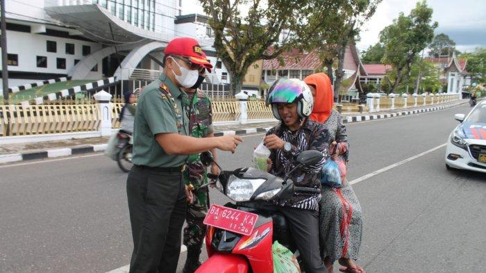 Dandim 0310/SSD Langsung Bagikan Takjil ke Warga yang Lewat Depan Markas Komando di Muaro Sijunjung