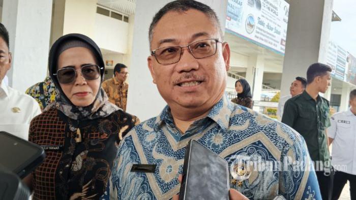 TOUR DE SINGKARAK - Deputi Pengembangan Destinasi dan Infrastruktur Kementerian Pariwisata, Hariyanto saat diwawancarai di Masjid Raya Syekh Ahmad Khatib Al-Minangkabawi, Padang, Rabu (29/4/2026). Ia menyampaikan dorongan pemerintah pusat agar event Tour de Singkarak kembali digelar pada 2027 guna memperkuat branding pariwisata Sumatera Barat di tingkat nasional dan internasional.