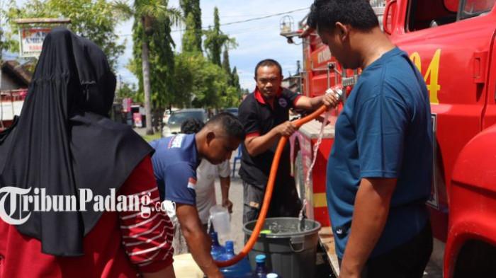 KEKERINGAN DI PADANG: Warga Kelurahan Pasar Ambacang antre mengambil air bersih, Sabtu (7/2/2026). Di RT 03 RW 01, Kelurahan Pasar Ambacang, Kecamatan Kuranji, Kota Padang, Sabtu (7/2/2026), ritual harian warga kini bukan untuk bekerja namun juga berburu tetesan air bersih.