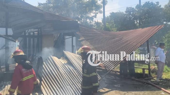 Caption: KEBAKARAN SEBUAH RUMAH - Kondisi rumah di Andalas, Kecamatan Padang Timur, Kota Padang, hangus terbakar pada Rabu (25/2/2026) sekira pukul 09:30 WIB. Di lokasi terbakar, api terlihat sudah berhasil dipadamkan, namun proses pendinginan hingga sekarang masih berlangsung.