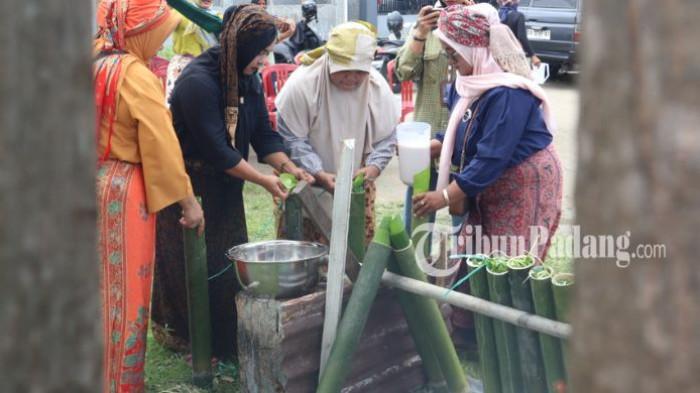 Di sana, puluhan perempuan yang tergabung dalam Bundo d.