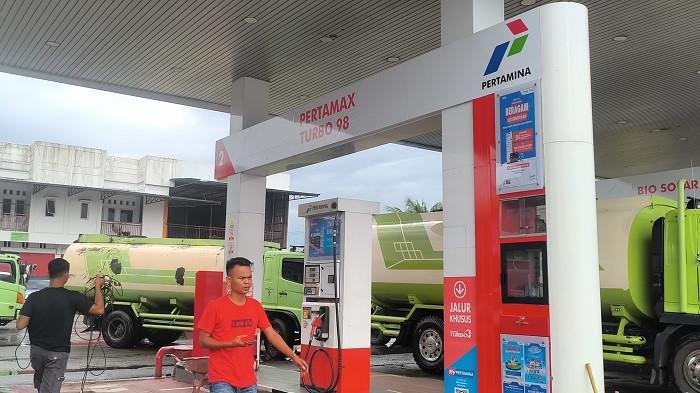 HARGA BBM NAIK - SPBU Pisang di Kecamatan Pauh, Kota Padang, Selasa (21/4/2026). Diketahui, harga BBM Dexlite dan Pertamax turbo mengalami kenaikan, terhitung sejak 18 April 2026.