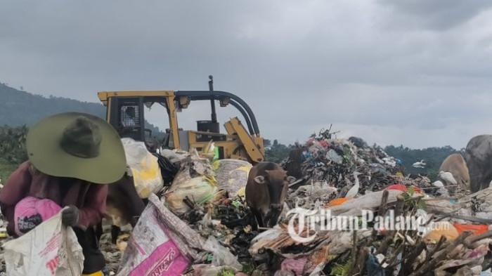 TEMPAT PEMBUANGAN SAMPAH - Penampakan sampah di TPA Aie Dingin, Kecamatan Koto Tangah, Kota Padang, Selasa (3/2/2026). Dinas Lingkungan Hidup (DLH) Kota Bukittinggi tengah mengusulkan ke Provinsi Sumatera Barat, untuk membangun kembali Tempat Pemrosesan Akhir (TPA) regional di Kota Payakumbuh.
