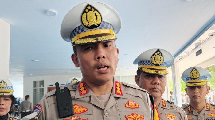 ARUS MUDIK- Direktur Lalu Lintas Polda Sumbar, Kombes Pol Reza Chairul Akbar Sidiq, saat diwawancarai terkait kondisi arus lalu lintas Padang–Bukittinggi menjelang mudik Lebaran 1447 H di Kantor Dirlantas Polda Sumbar, Selasa (17/3/2026). Ia menyebut arus masih lancar dan skema one way akan diterapkan secara situasional.