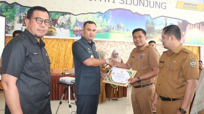 Diskominfo Sijunjung Raih Peringkat Pertama Evaluasi SAKIP 2023, Bupati: Terus Tingkat Kinerja