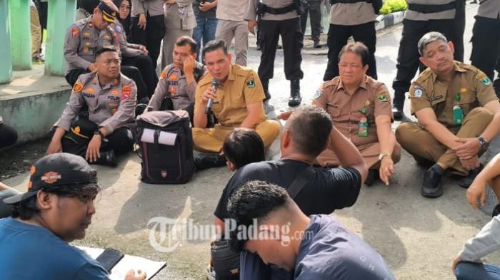 PENGAMEN KARIM - Diskusi antara peserta aksi dan pihak RSJ HB Saanin Padang berlangsung di gerbang rumah sakit, Selasa (12/5/2026). Massa meminta pihak RSJ menunjukkan dasar penetapan Karim sebagai ODGJ beserta rekam medisnya.