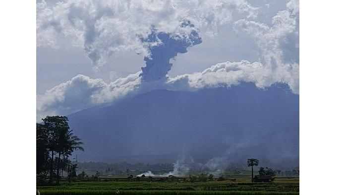 Gunung Marapi Kembali Erupsi Senin Sore, Kolom Abu Terhalang Kabut Tebal