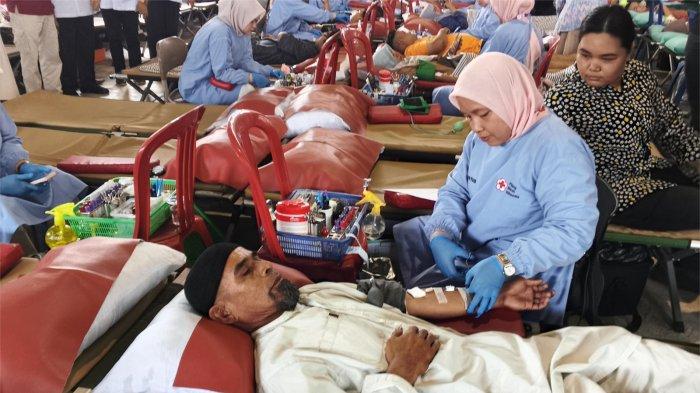 DONOR DARAH- Masyarakat mengikuti kegiatan donor darah yang digelar Partai Gerindra Sumatera Barat dalam rangka HUT ke-18 di Gedung Bela Diri, GOR Haji Agus Salim Padang, Kamis (12/2/2026).