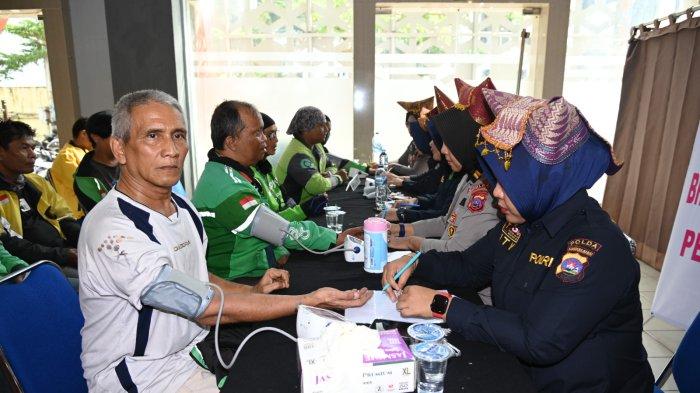 Polda Sumbar Gelar Bakti Kesehatan, Kumpulkan 457 Kantong Darah dan Salurkan 7.000 Bantuan Sembako