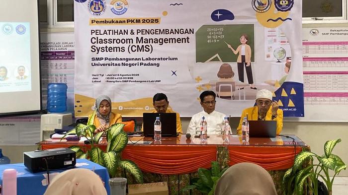 APLIKASI CMS - Dosen UNP, Dr. Muhammad Adri, M.T, memberikan penjelasan terkait penggunaan aplikasi CMS yang dikembangkan untuk memperkuat digitalisasi pembelajaran di SMP Pembangunan Laboratorium UNP.