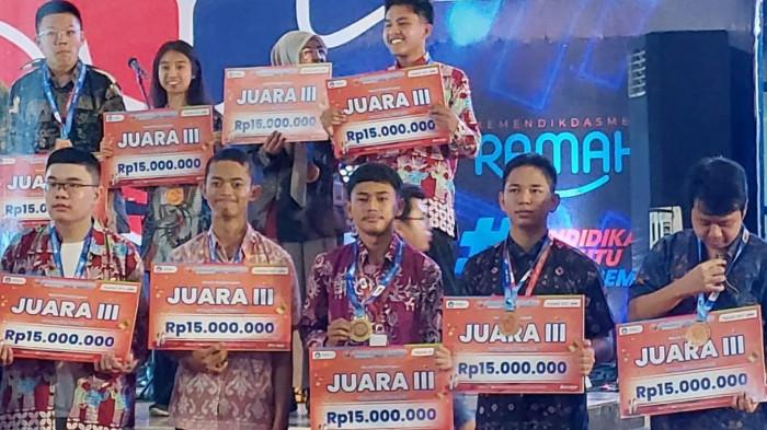 SISWA SUMBAR BERPRESTASI - Dua siswa SMAN 1 Sumatera Barat mencatat prestasi membanggakan di ajang Olimpiade Sains Nasional (OSN) 2025 yang digelar di Malang, Jawa Timur, Sabtu (11/10/2025) malam.