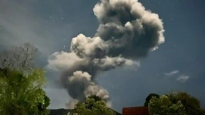 ERUPSI GUNUNG MARAPI - Kolom abu membumbung tinggi dari puncak Gunung Marapi saat terjadi erupsi pada Selasa (3/3/2026) pukul 02.19 WIB. Ketua Pos PGA Bukittinggi, Ahmad Rifandi catat 22 kejadian erupsi Marapi sepanjang Januari hingga Februari 2026.