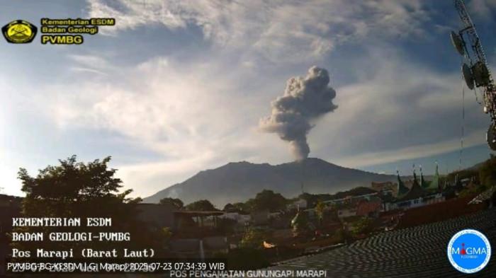 BREAKING NEWS Rabu Pagi, Gunung Marapi Sumbar Muntahkan Kolom Abu Setinggi 1.600 Meter