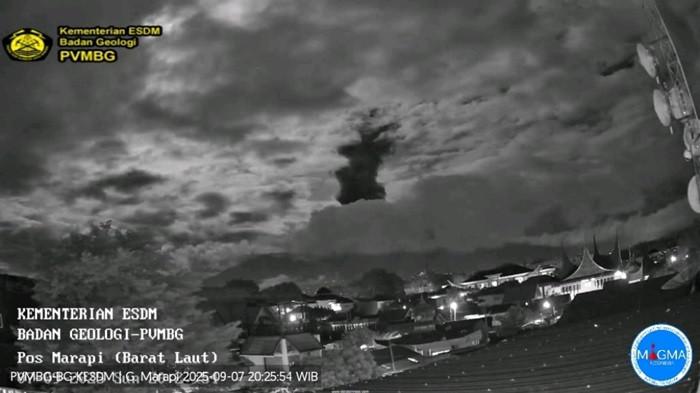 BREAKING NEWS: Gunung Marapi Sumbar Erupsi Minggu Malam, Kolom Abu Teramati Setinggi 1.200 Meter