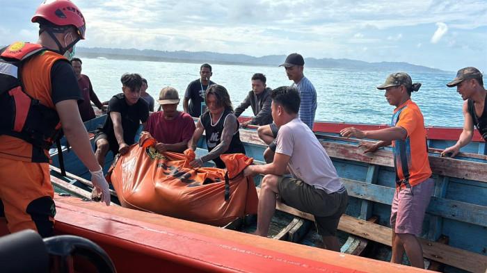 EVAKUASI KORBAN HANYUT - Sejumlah petugas SAR gabungan saat melakukan evakuasi terhadap seorang warga yang sebelumnya dilaporkan hanyut karena kapalnya dihantam ombak besar di kawasan Sagalubeg, Kabupaten Kepulauan Mentawai, Selasa (9/6/2026). Korban ditemukan dalam kondisi meninggal dunia setelah dua hari pencarian.