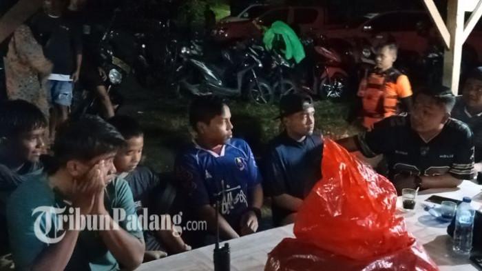 EVAKUASI ORANG TERJEBAK - Sejumlah remaja yang berhasil dievakuasi dari aliran Sungai Batang Kandis menjalani pendataan dan pemeriksaan awal oleh petugas di posko utama, Kelurahan Balai Gadang, Kecamatan Koto Tangah, Kota Padang, Senin (16/2/2026) malam. Lima dari delapan remaja yang sempat terjebak akibat meningkatnya debit air sungai berhasil diselamatkan, sementara tiga lainnya masih dalam pencarian tim gabungan.