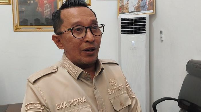 HUNTAP TANAH DATAR - Bupati Tanah Datar, Eka Putra, memberikan keterangan kepada TribunPadang.com saat diwawancarai di rumah dinasnya, Kamis (19/2/2026) malam. Eka Putra, menegaskan warga korban banjir bandang akhir November 2025 lalu di tiga kecamatan tidak diperbolehkan kembali membangun rumah di kawasan zona merah atau daerah rawan bencana.