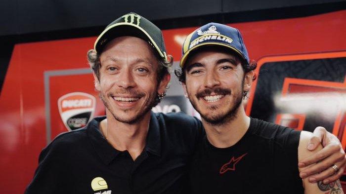 SOSOK WARISAN ROSSI - Satu warisan atau legasi legenda balap, Valentino Rossi, kiranya kini sedang diteruskan Francesco Bagnaia. Hanya saja, sosok yang dianggap murid pembalap mantan juara dunia, Valentino Rossi belumlah menunjukkan performa terbaiknya. Karenanya, Seri MotoGP Belanda tak lagi mudah bagi Nuvola Rossa