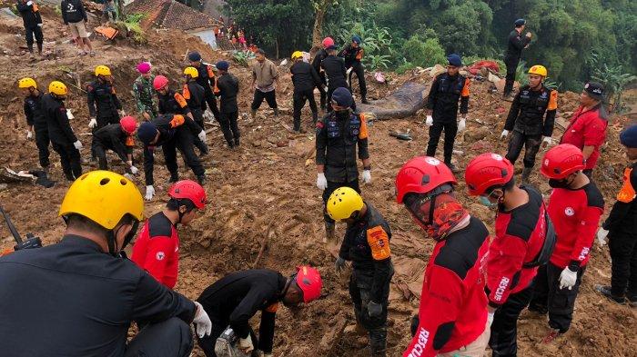 Bersama SAR Gabungan, TRC Semen Padang Evakuasi 4 Korban Gempa di Desa Cijedil